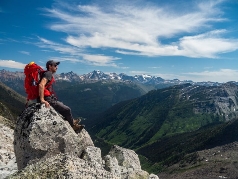Ghidul complet pentru excursii de vară la munte: Destinații și trasee recomandate
