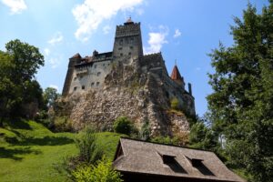 Ghidul Castelelor Medievale din România: Poveste și Arhitectură